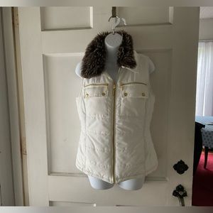 White vest with faux collar fur